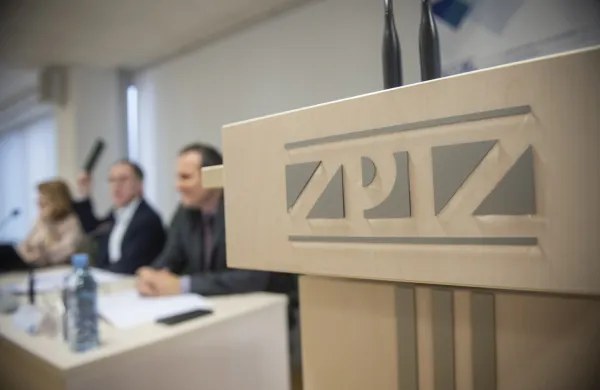 Ljubljana, Zpiz.Seja sveta Zavoda za pokojninsko in invalidsko zavarovanje Slovenije (Zpiz), na kateri so med drugim obravnavali spremembe in dopolnitve pravilnika o sistematizaciji delovnih mest.