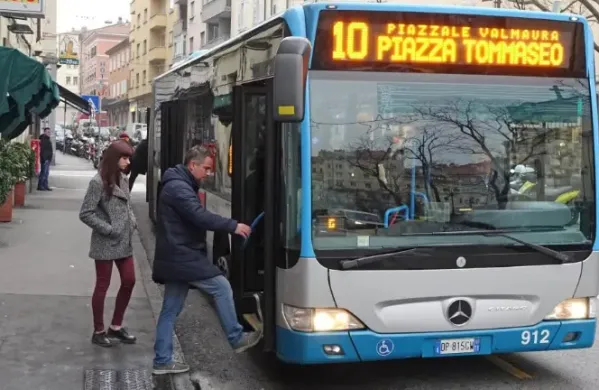 Do napada je pri&scaron;lo na trža&scaron;kem mestnem avtobusu &scaron;tevilka 10.