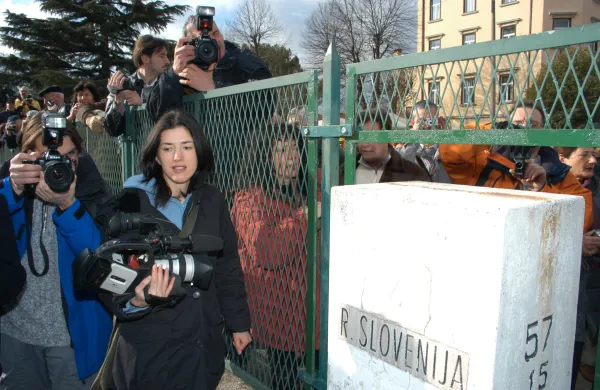 Podiranje ograje na meji med Gorico in Novo Gorico Anja Medved in Nadja Velu&scaron;ček (mama) na drugi strani ograje