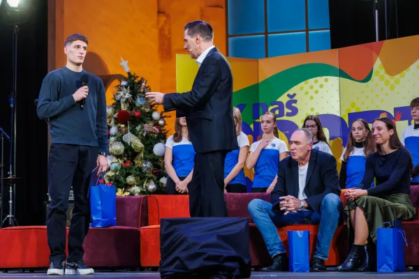 Zmagovalci so imeli na odru namestnike