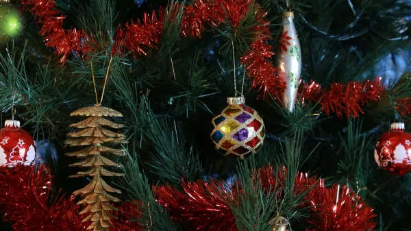 Decembra se zdi na&scaron; dom včasih kar premajhen za vse dekoraterske ambicije. Znižajte pričakovanja.