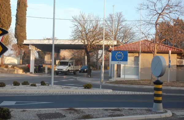 Nadstre&scaron;ek mejni prehod Miren desno carinarnica