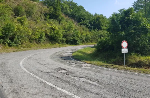 Stara &Scaron;marska cesta je preluknjana kot &scaron;vicarski sir