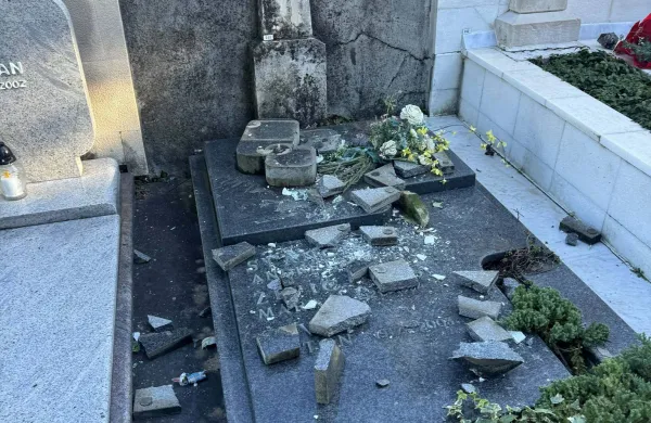 Vandali na božič na pokopali&scaron;ču po&scaron;kodovali 50 grobov