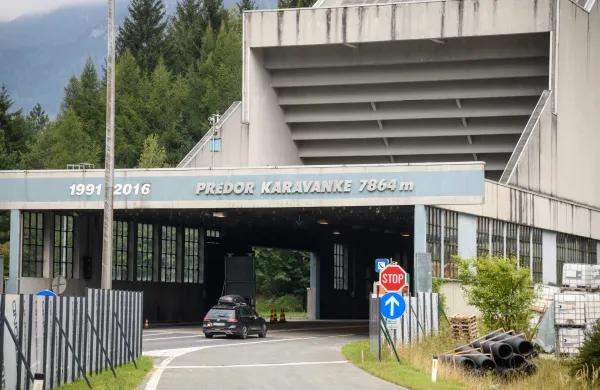 Jesenice, Karavanke.Uprava druzbe Dars si je skupaj z ministrom za infrastrukturo Jernejem Vrtovcem ogledala izkopna dela druge cevi predora Karavanke.