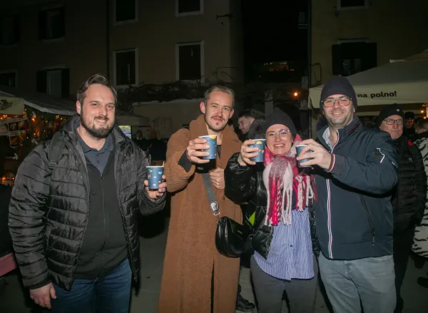 Koper, 31.12.2025Silvestrovo Koper Taverna, silvestrovanje, v novo leto je popeljala skupina ?ank Rock, mnogi so se razburjali, ker so za?eli z igranjem ob 23. uri in ne ob 22. kot je bilo napovedano