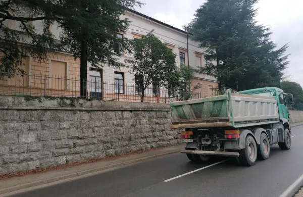 Pred vrati tretja faza prenove O&Scaron; Miren, skozi sredi&scaron;če kraja počasneje