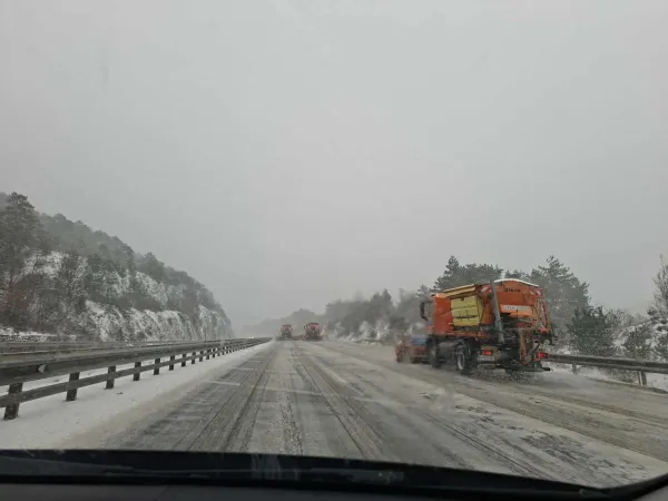Močno sneženje je zajelo tudi primorsko avtocesto.