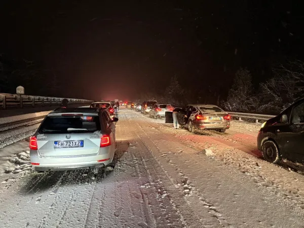 Danes se na primorski avtocesti zaradi zdrsov tovornjakov vijejo dolge kolone vozil.