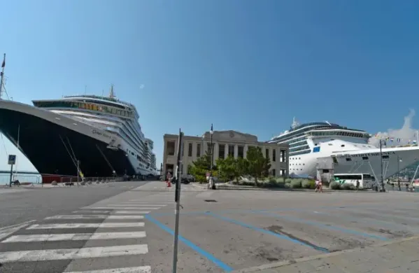Potni&scaron;ki ladji Queen Victoria in Costa Mediterranea na privezu v Trstu