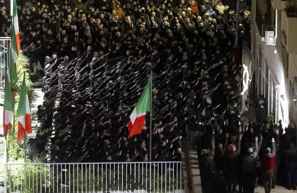 Na spominski slovesnosti v Rimu, s katero vsako leto obeležijo uboj mladih neofa&scaron;istov leta 1978, se je v sredo znova zbralo več sto ljudi, ki so ob vzklikih dvignili desnico v fa&scaron;istični pozdrav.