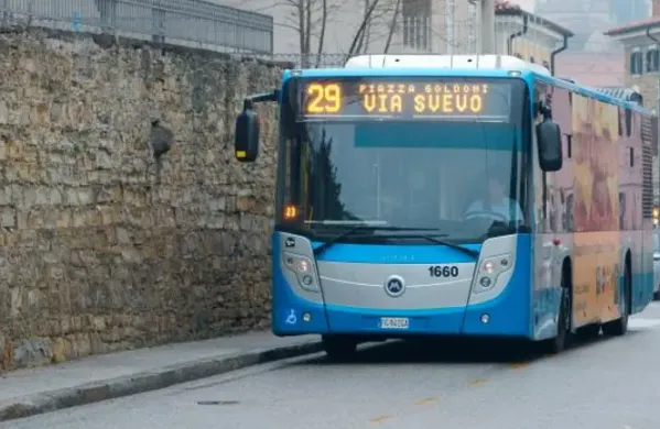Dobrosrčni voznik avtobusa &scaron;t. 29 je starej&scaron;emu počniku nesebično priskočil na pomoč.