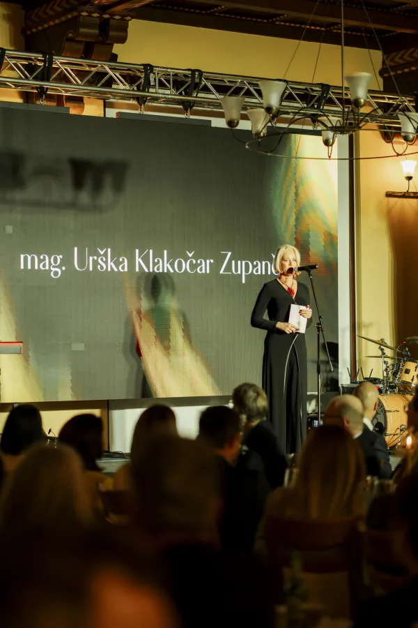 Na tradicionalni slovesnosti v Postojni je leto&scaron;nje priznanje Ona 2025 po izboru poslu&scaron;alcev postojnskega Radia 94 prejela Alenka Volk Penko
