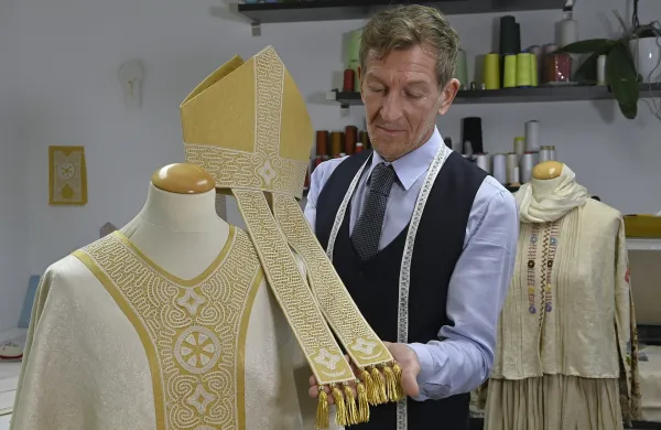 Ma&scaron;ni pla&scaron;č za papeža Leona XIV. s sporočilnimi idrijskimi čipkami je že v Vatikanu
