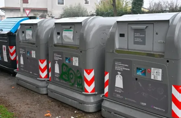 Pametne zabojnike so pomazali tudi na Proseku.