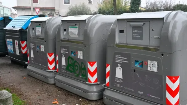 Pametne zabojnike so pomazali tudi na Proseku.