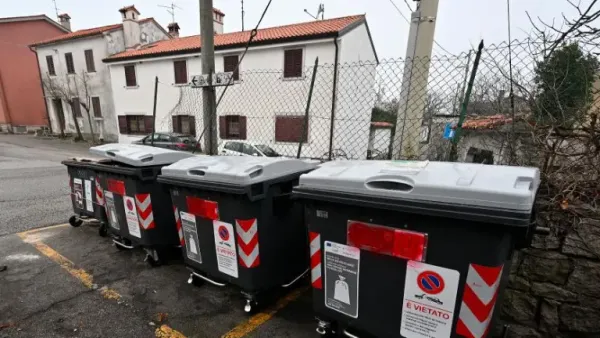 Pametne zabojnike v kri&scaron;kem va&scaron;kem jedru je nekdo pomazal z rdečo barvo na napravi, ki bere kartice uporabnikov.
