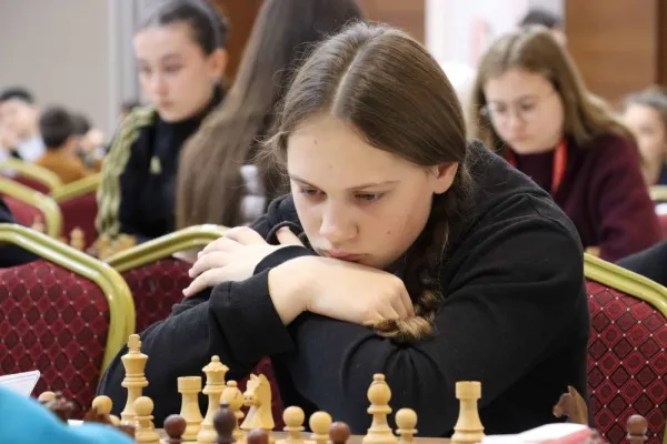 &Scaron;e ne 15-letna &scaron;ahistka Anja Beber ima že dve kolajni s svetovnega prvenstva