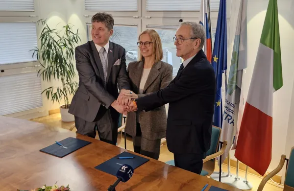 Sporazum so parafirali ministrica za zdravje dr. Valentina Prevolnik Rupel, minister za obrambo mag. Borut Sajovic in direktor Ortopedske bolni&scaron;nice Valdoltra Radoslav Marčan. 