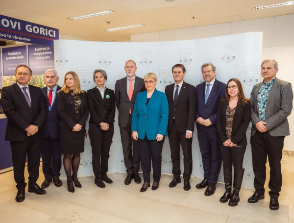 Predstavniki vodstev vseh univerz, članic RK RS s predsednico Republike Slovenije, dr. Nata&scaron;o Pirc Musar 