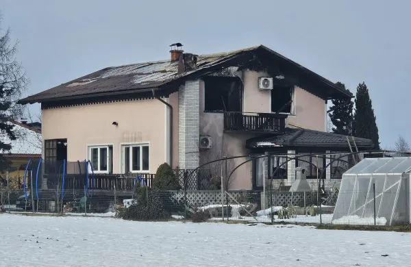 V požaru v stanovanjski hi&scaron;i v okolici Ptuja je življenje izgubil en otrok, drugega pa so odpeljali v bolni&scaron;nico.