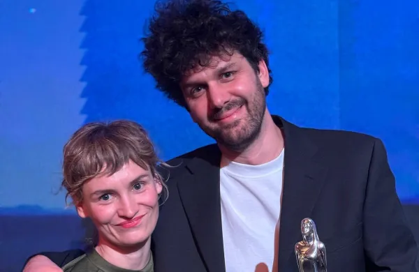 Marina Gumzi in Igor Bezinović po prejemu evropske filmske nagrade za najbolj&scaron;i dokumentarec