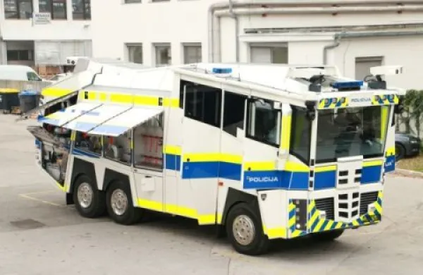 policija, specialno vozilo z vodnim topom, vodni top