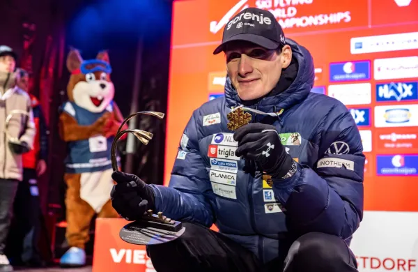 OBERSTDORF, DEUTSCHLAND: FIS Skiflug Weltmeisterschaft 2026: Siegerehrung am 24.01.2026 im Kurpark in Oberstdorf. Domen Prevc aus Slowenien Gold Medaille. *** OBERSTDORF, GERMANY FIS Ski Flying World Championship 2026 Award ceremony on 24 01 2026 in the Kurpark in Oberstdorf Domen Prevc from Slovenia Gold Medal,Image: 1069016929, License: Rights-managed, Restrictions:, Model Release: no, Credit line: Dominik Berchtold/imago sportfotodienst/Profimedia