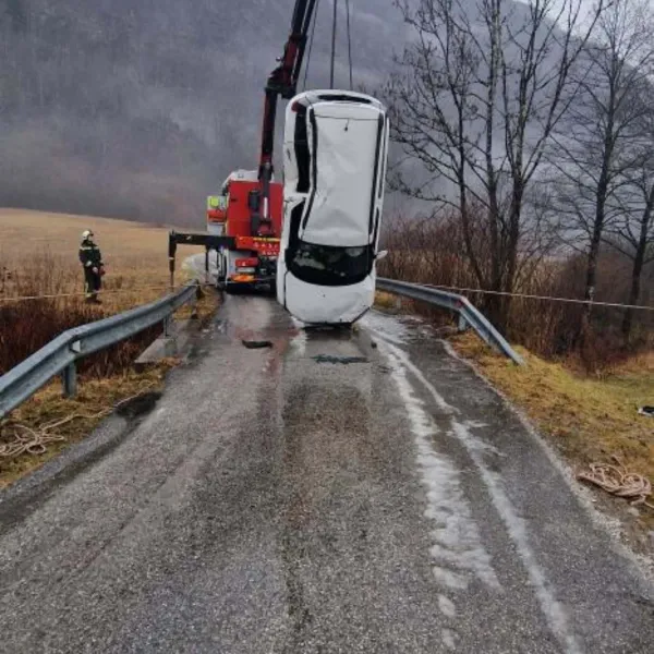 nesreča z avtom v jarek