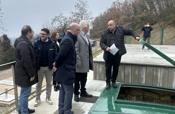 Na fotografiji z leve: direktor JP Komunala Izola Robi Flego, župan Milan Bogatič in Dorjan Kaligarič, vodja enote za kanalizacijo JP Komunala Izola