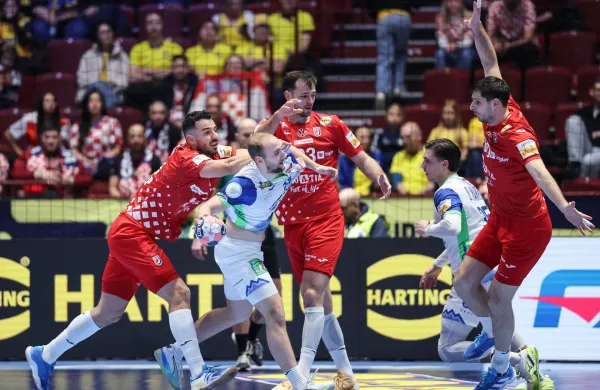 Rokometa&scaron;i Slovenije so v 3. krogu glavnega dela evropskega prvenstva v Malm&ouml;ju izgubili s Hrva&scaron;ko s 25:29 (11:14), tako da imajo krog pred koncem skupinskega dela le &scaron;e teoretične možnosti za uvrstitev v polfinale. 