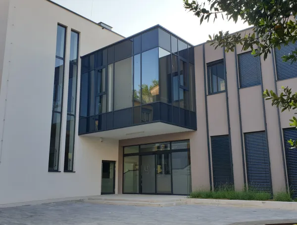 Dodiplomski &scaron;tudijski program management: Povezovanje teorije s prakso