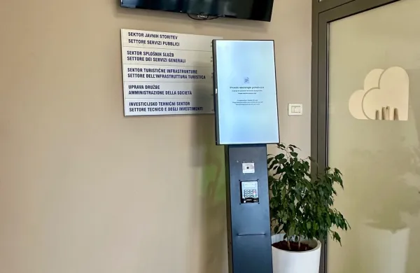 Avtomatska blagajna za kartična plačila je name&scaron;čena v recepciji upravne stavbe Okolja Piran na Arzah.