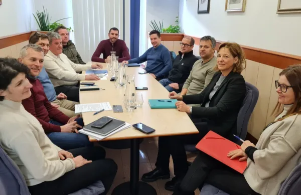 Vse bolj oblegano mostarsko jezero potrebuje pravila igre za plovbo