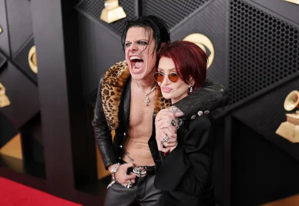 Yungblud je nagrado grammy prevzel v družbi Sharon Osbourne.