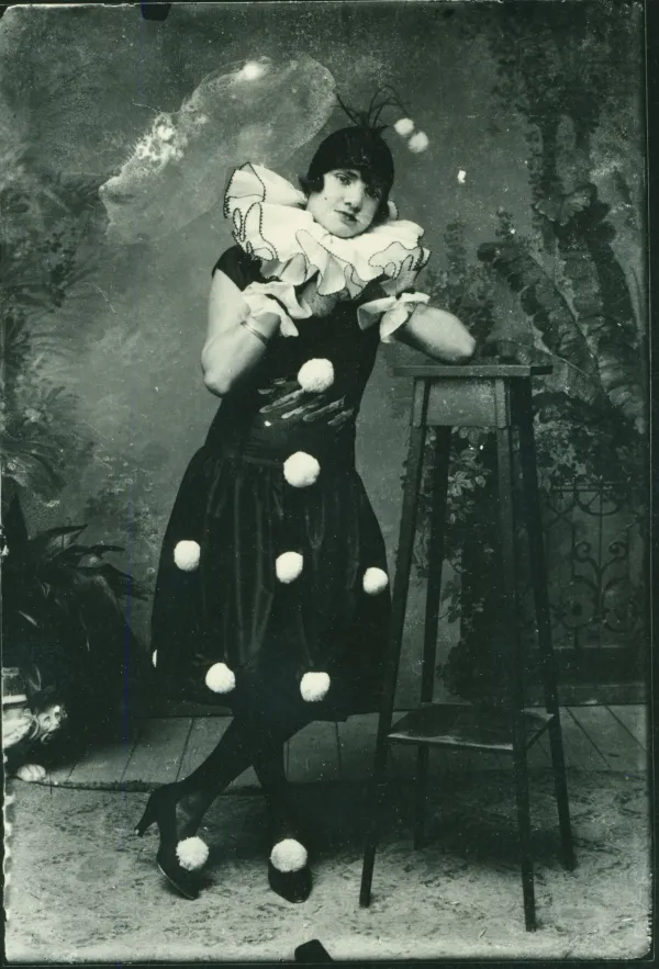 Ženska v kostumu 1900-1930, Piran