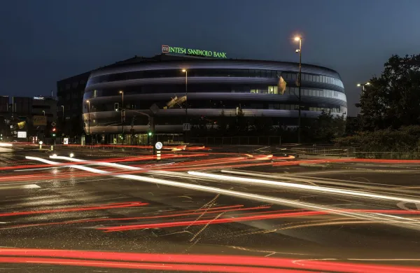 banka intesa sanpaolo ljubljana rotonda