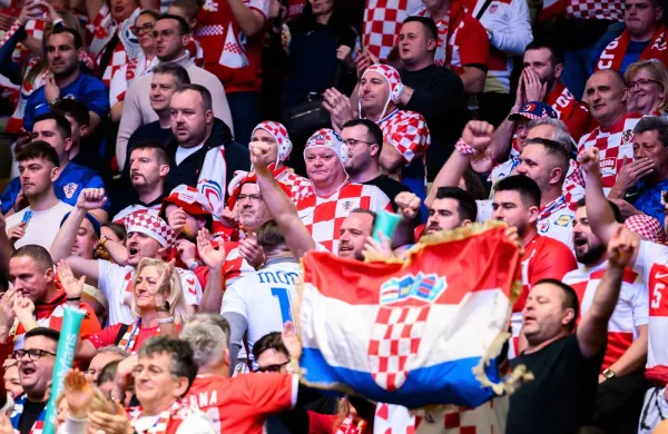 Okoli sprejema hrva&scaron;kih rokometa&scaron;ev v Zagrebu se je razvila prava drama. 