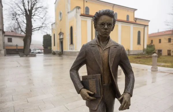 Sezana, Obcina Sezana.Obisk ministrice za kulturo Aste Vrecko na Obcini Sezana.Kip pesnika Srečka Kosovela.