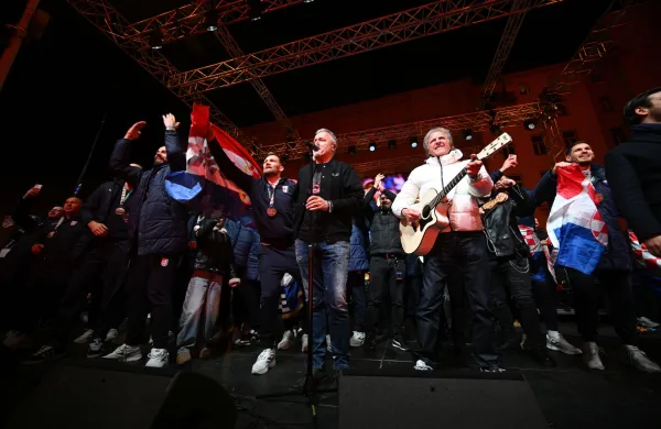 Na Trgu bana Josipa Jelačića v Zagrebu so danes sprejeli hrva&scaron;ke rokometa&scaron;e, ki so na evropskem prvenstvu osvojili bronasto medaljo. Nastopil je tudi Thompson.