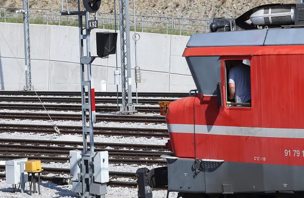 Koper, 25.08.2017tovorna železni&scaron;ka postaja, železnica, tovorni vlaki, vlak, lokomotiva, lokomotive, vagoni, tiri, tirnice, Luka Koper prevoz tovora po železnici, lokomotova Slovenske železnice in semafor