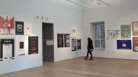 Pol stoletja usmerjanja žarometov v sodobno umetnost na plakatih