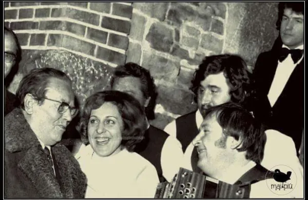 Ansambel Ottavia Brajka in Josip Broz Tito. Nadja Bizjak stoji na Titovi desni.