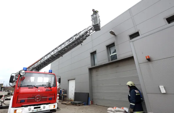 Koper, 06.02.2015Močna burja povzročala težave, Srmin, Sermin, stavb apodjetja Grafist, burja je dvigala pločevinasto streho in so jo gasilci obteževali z vrečami peska