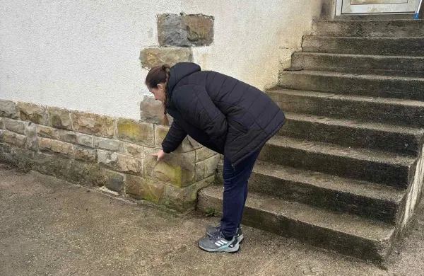 Lastnica hi&scaron;e Danijela Mate&scaron;ič je pokazala, do kje jih je zalila voda pri zadnji poplavi.