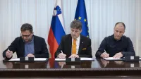 Ljubljana, ministrstvo za obrambo. Podpis sporazuma o prekinitvi stavke in nacinu resevanja stavkovnih zahtev med ministrom za obrambo Borutom Sajovicem in predsednikom sindikata ministrstva Marjanom Lahom ter predstavnikom strokovnega odbora zaposlenih v Centru za obvescanje RS in regijskih centrih za obvescanje Tilnom Cestnikom. 