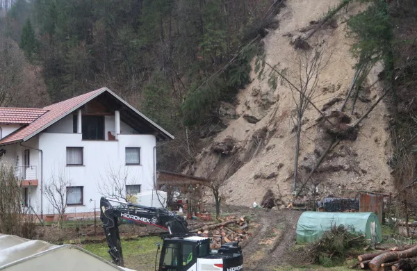 Dolenji Novaki: ob drsenju plazine le najnujnej&scaron;a dela za varovanje ogrožene hi&scaron;e