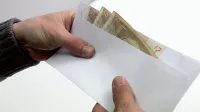 Podkupnina simbolična fotografija - denar euro bankovci evro kuverta
