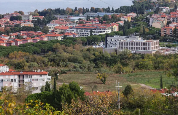 Kljub jasno izraženi zavezi izolske občine, da bo območje namenjeno javnim programom, sledijo željam zasebnega investitorja