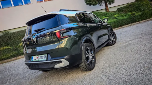Citroen C3 aircross je dimenzijsko in prostorsko tako velik, da lahko brez težav igra vlogo družinskega avtomobila.